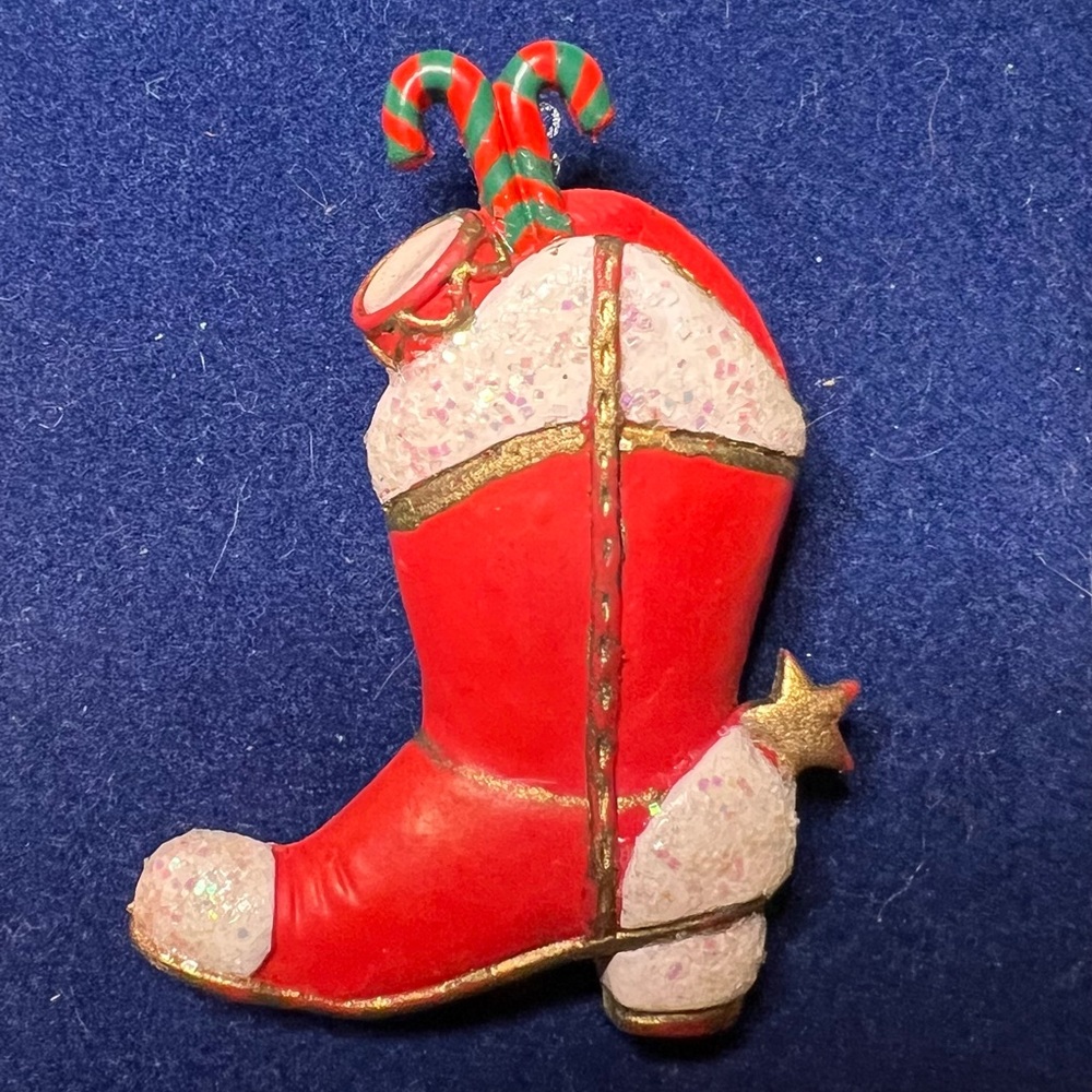 Festive Red Christmas Boot Brooch-vintage 
U8